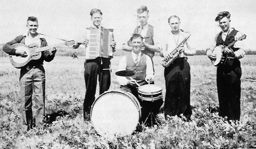 Ernie Woods - guitar, Ross Sanders - accordian, Gerald Lawrence - violin, Harry Jenner - drums, Erling Sand - saxophone, Chester Botting - banjo 1940
